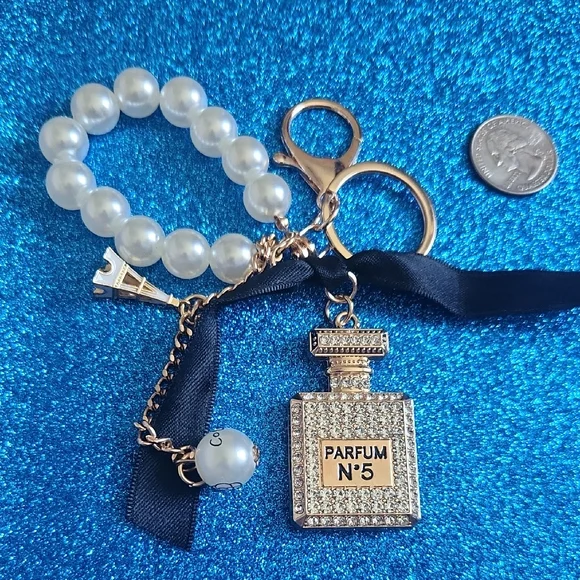 Elegant Pearl Gold Purfume Keychain Accessory NwT - Picture 1 of 5